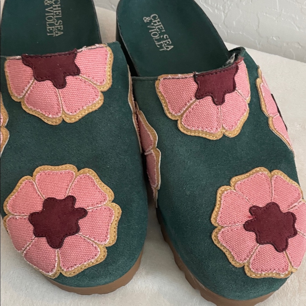 Chelsea& Violet Green Floral Embroidered clogs - Picture 9 of 11